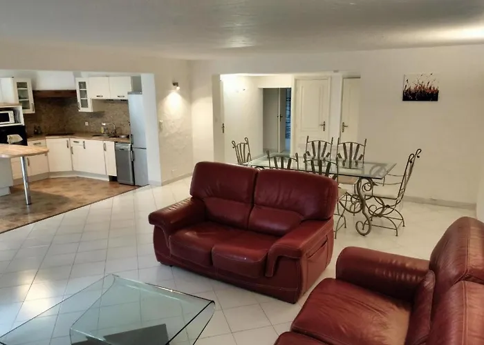 A Louer Rez De Maison Dans Quartier * Saint-Raphael (Var)