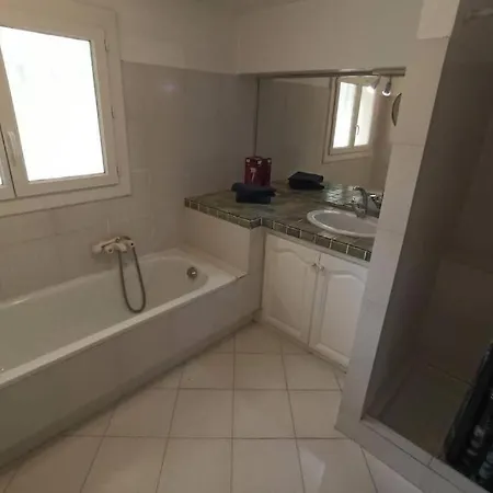 à Louer Rez De Maison Dans Quartier Apartamento Saint-Raphaël