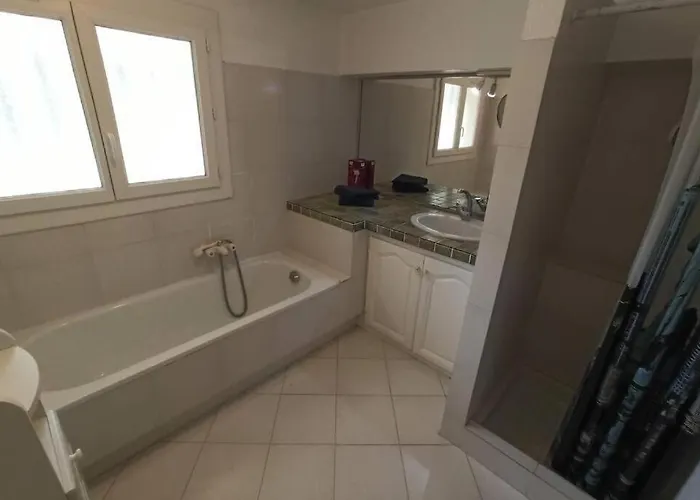 à Louer Rez De Maison Dans Quartier Apartamento Saint-Raphaël