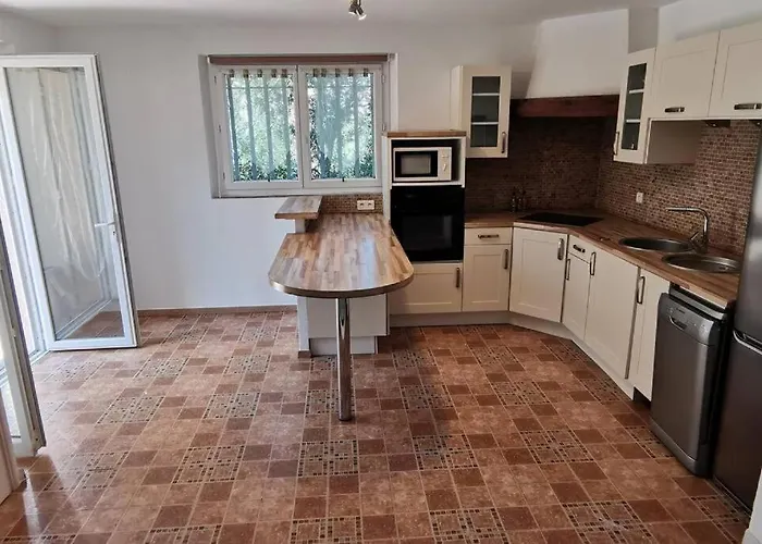 Apartamento à Louer Rez De Maison Dans Quartier Saint-Raphaël